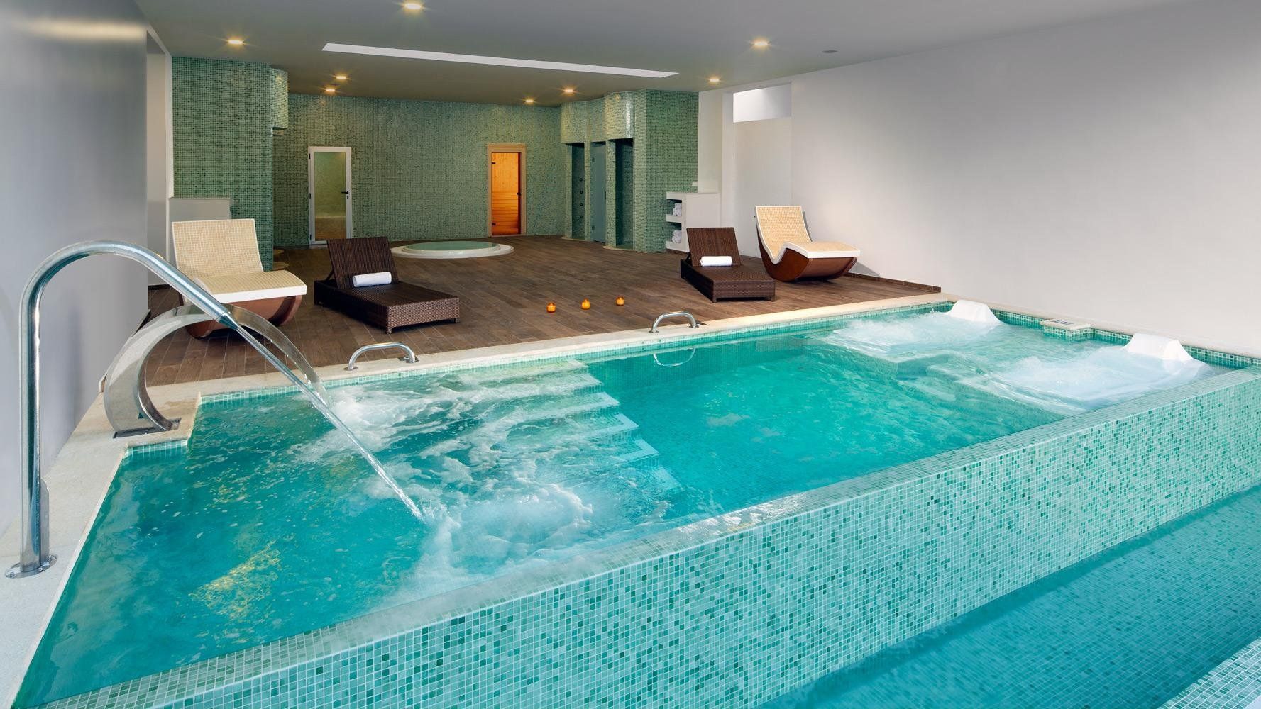 Hay una gran piscina en medio de la habitación.