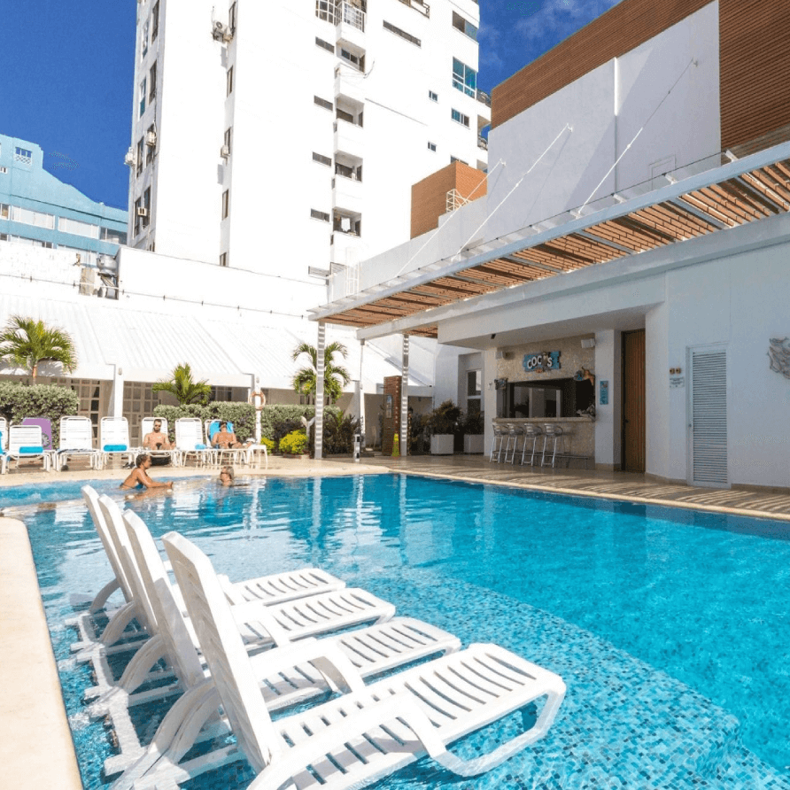 Una gran piscina rodeada de sillas y un edificio