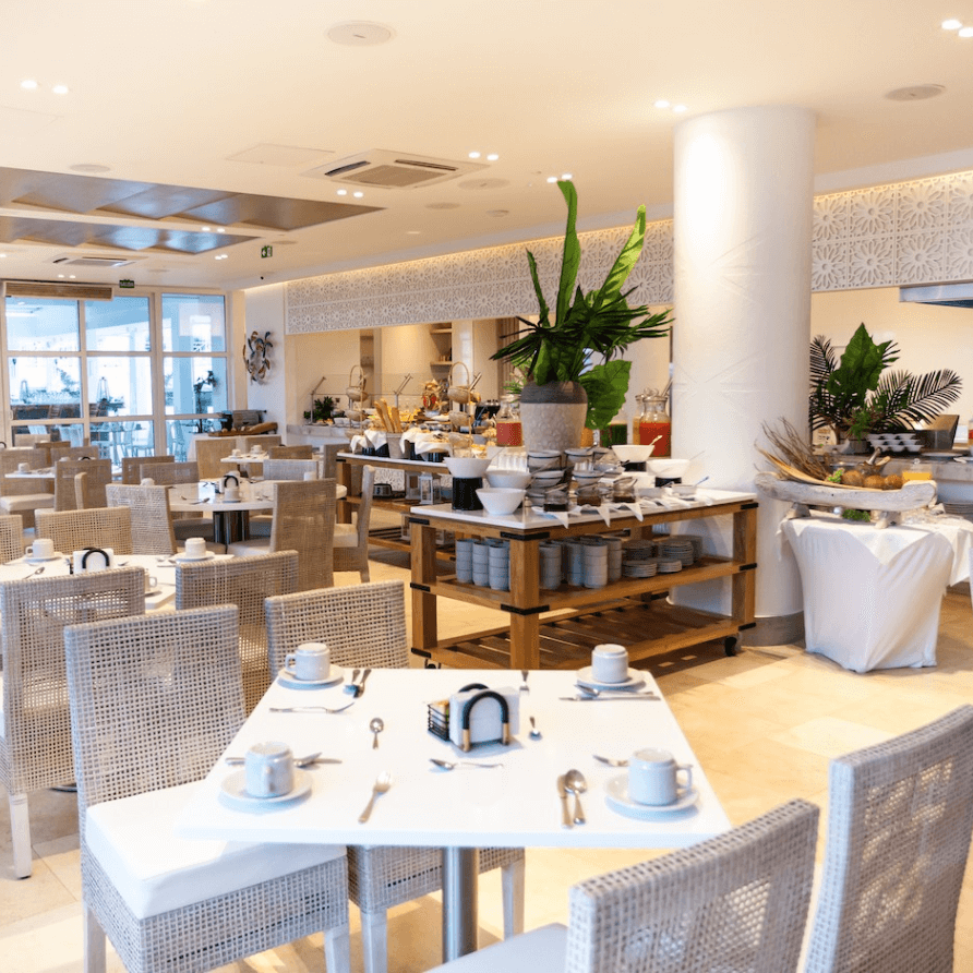 Un restaurante con mesas y sillas y un buffet