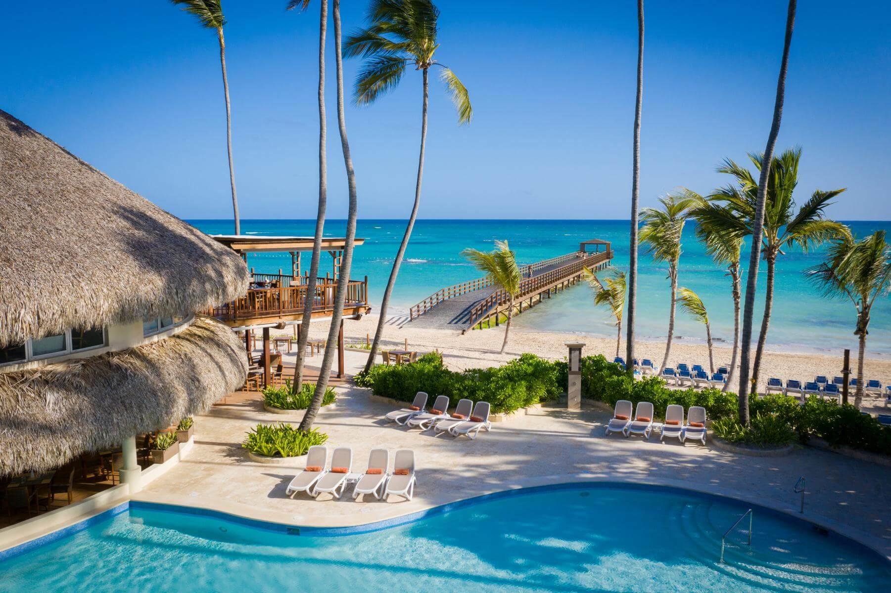 Hay una gran piscina en medio de la playa.