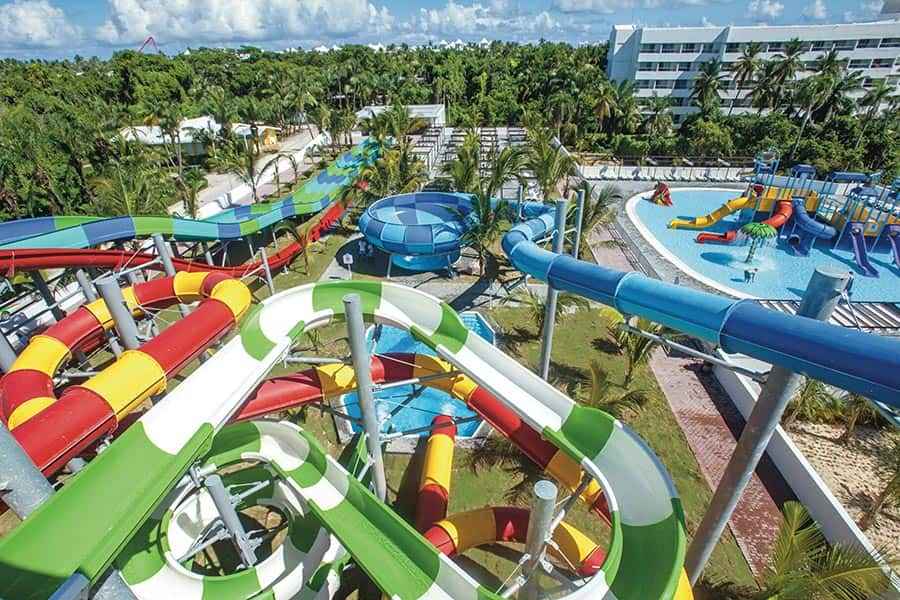 Una vista aérea de un parque acuático con muchos toboganes de agua coloridos.