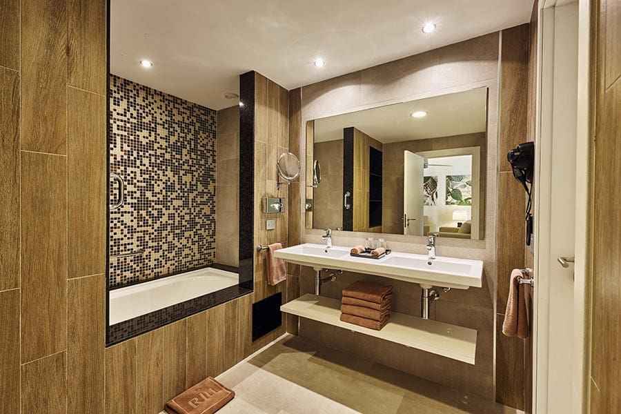 Un baño con dos lavabos y un gran espejo.