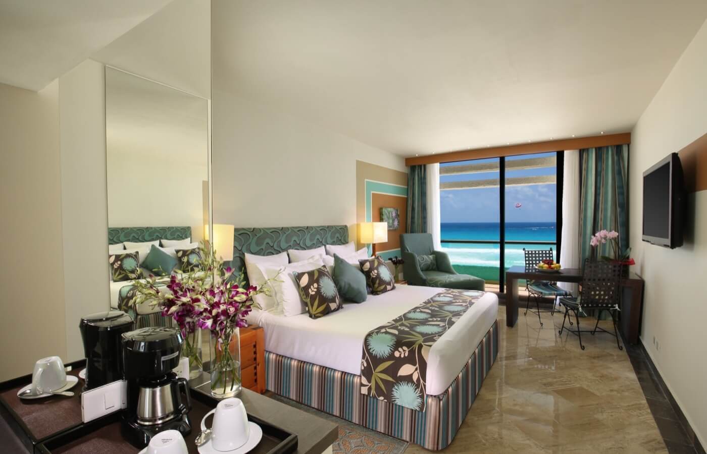 Una habitación de hotel con cama king size y vista al mar.