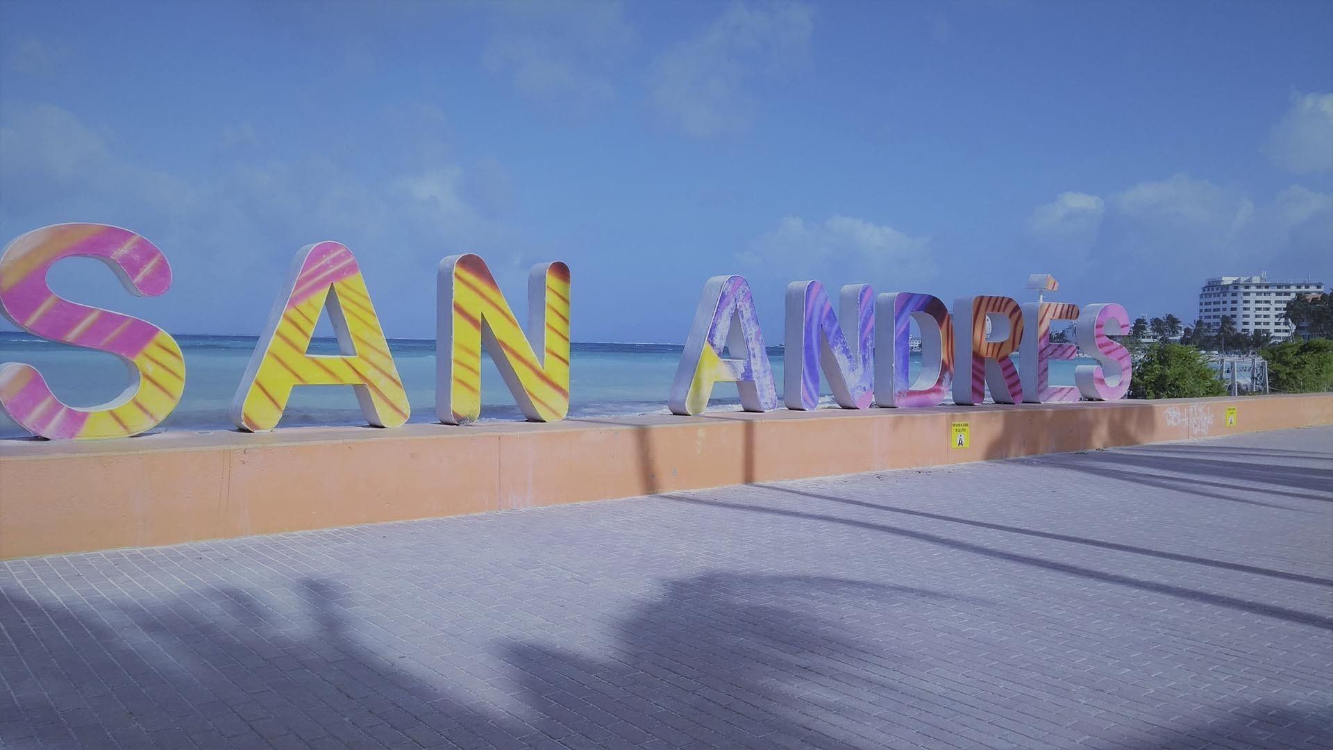 La palabra San Andrés está escrita con letras coloridas en una playa.