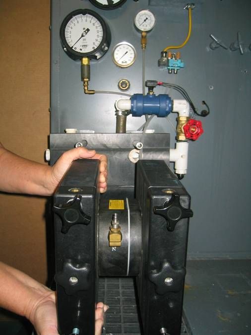 Step 2: Slide the pump away from the manifold (5 seconds)
