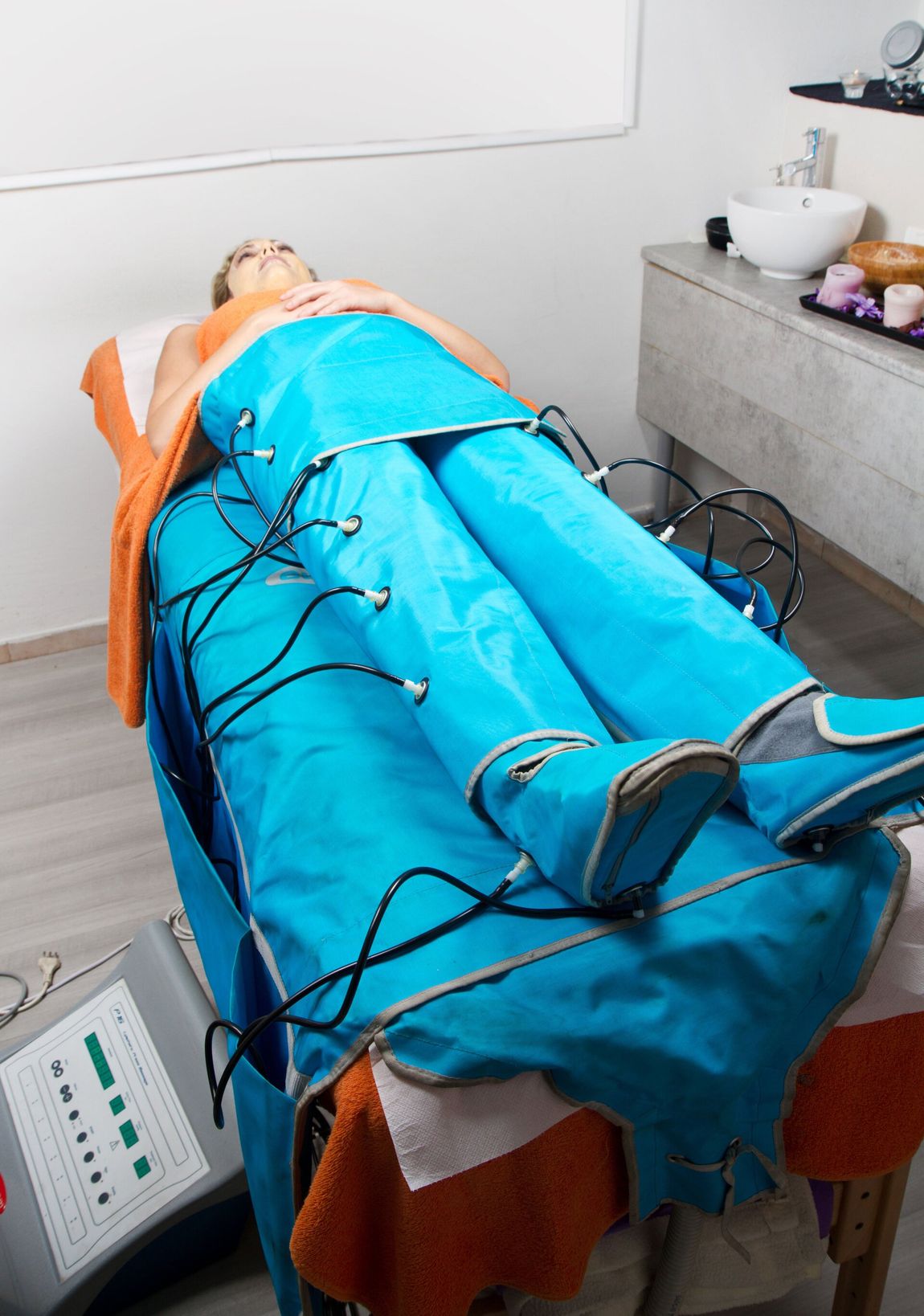 Paziente che fa seduta di Pressoterapia