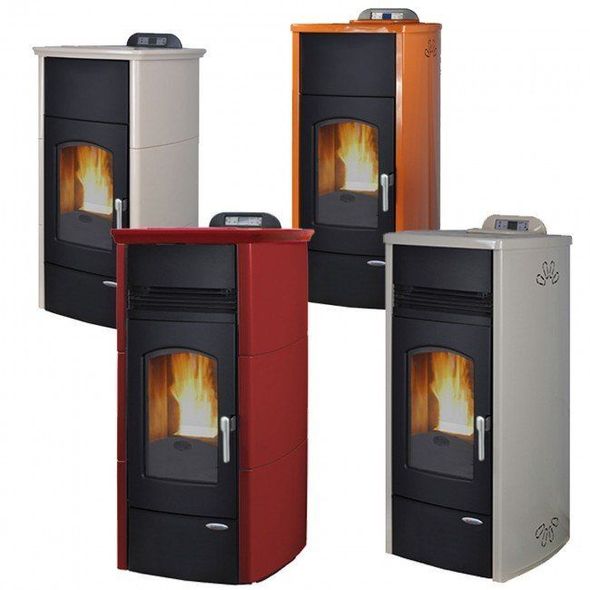 Quattro stufe a legna colorate con sportelli in vetro, nei colori rosso, arancione, beige e grigio.