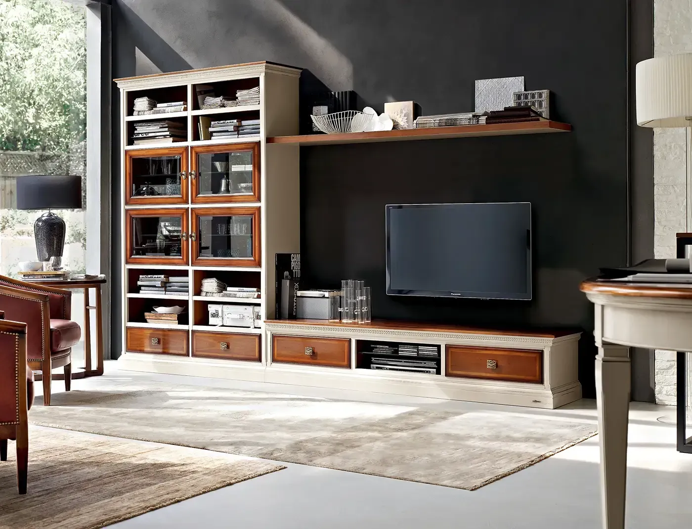 Un soggiorno con una tv a schermo piatto sul muro