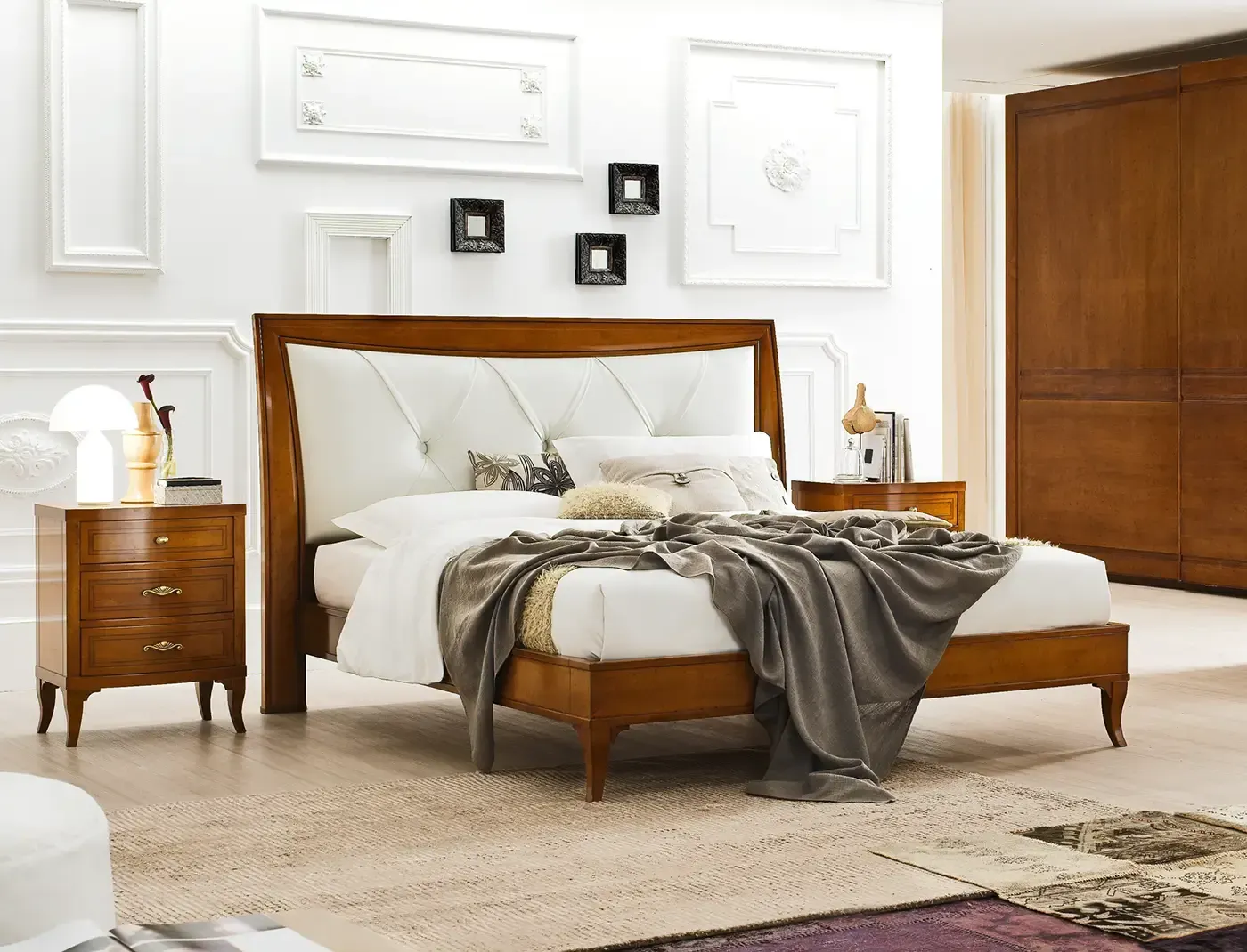 Una camera da letto con un letto e due comodini