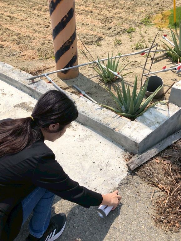 詠華地政士事務所所長－鄭秀慧女士親自蹲在土地邊量測，為客戶的共同持有問題把關。