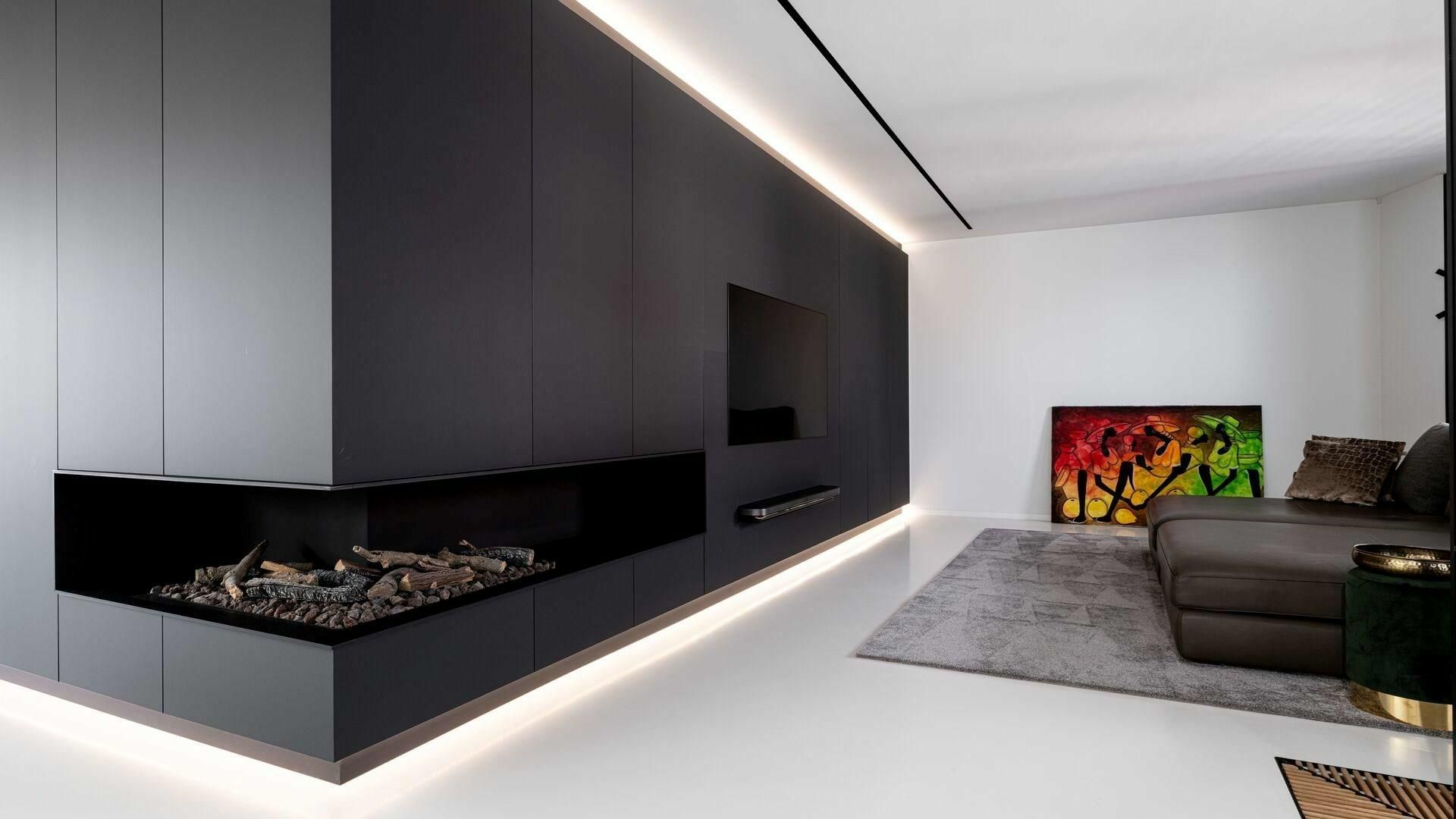 Een woonkamer met open haard, bank en televisie.