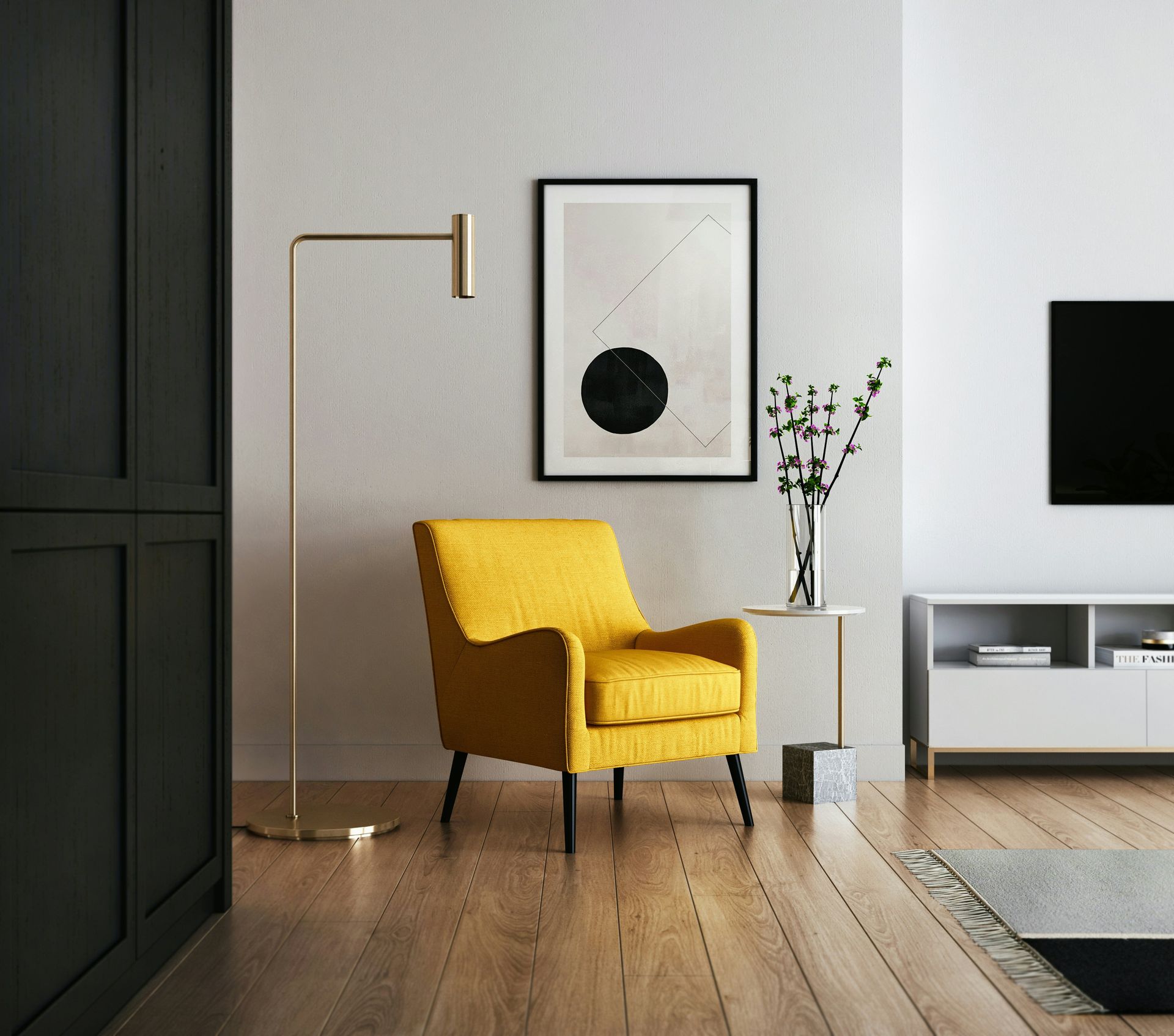 Een woonkamer met een gele stoel en een lamp