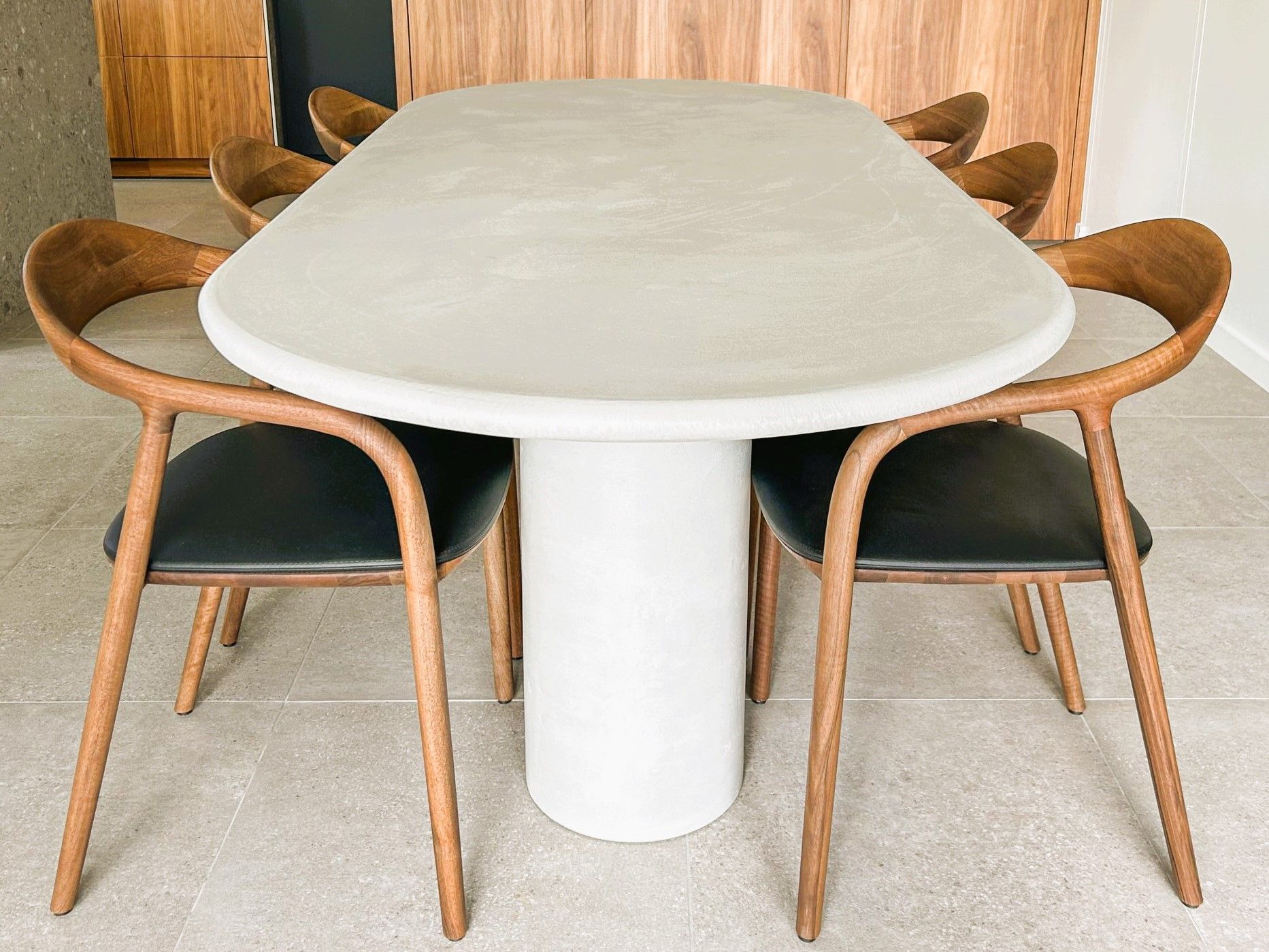 Een zwart-witte keuken met een groot eiland in het midden