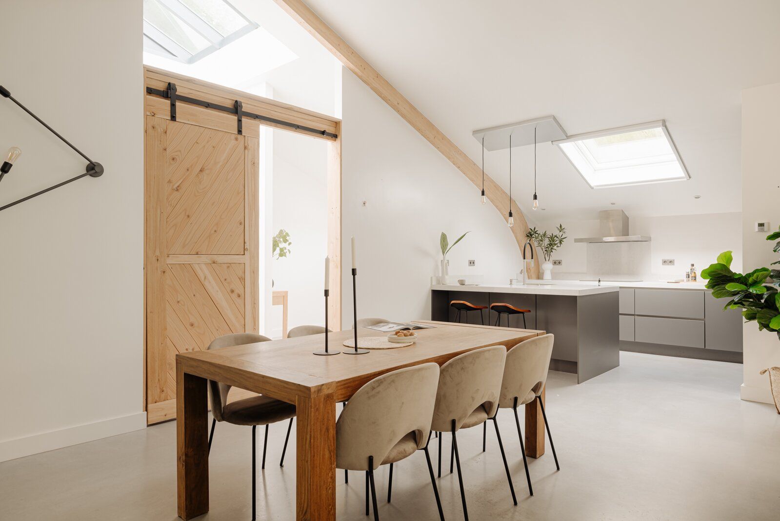 Een eetkamer met een tafel en stoelen en een schuifdeur.