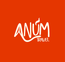 Logotipo de Anum Travel: letras en gris oscuro y negrita en un círculo con una llama roja encima. 