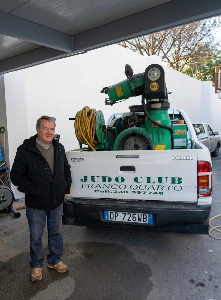 Tecnico A.P.E. srl che effettua ispezione IPM in magazzino a Bari
