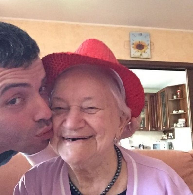 ragazzo visita la nonna nella residenza per anziani