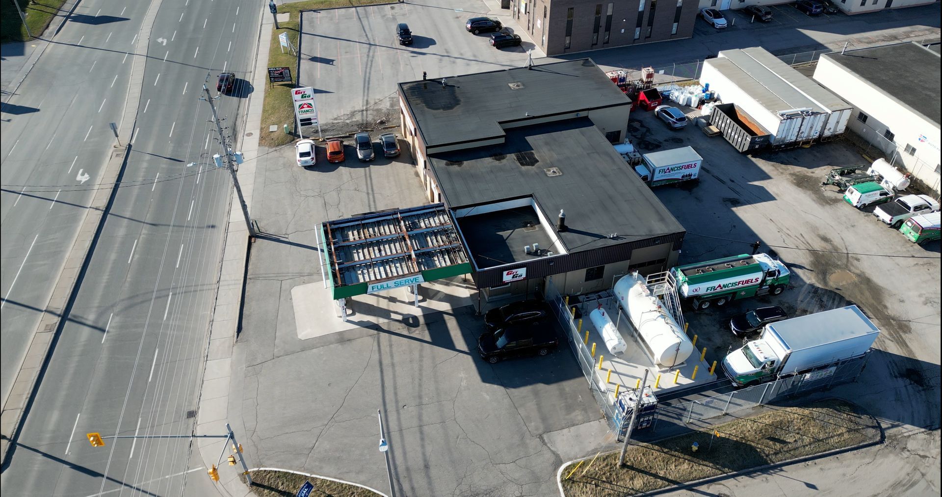 Une vue aérienne d'un bâtiment avec de nombreux camions garés devant lui