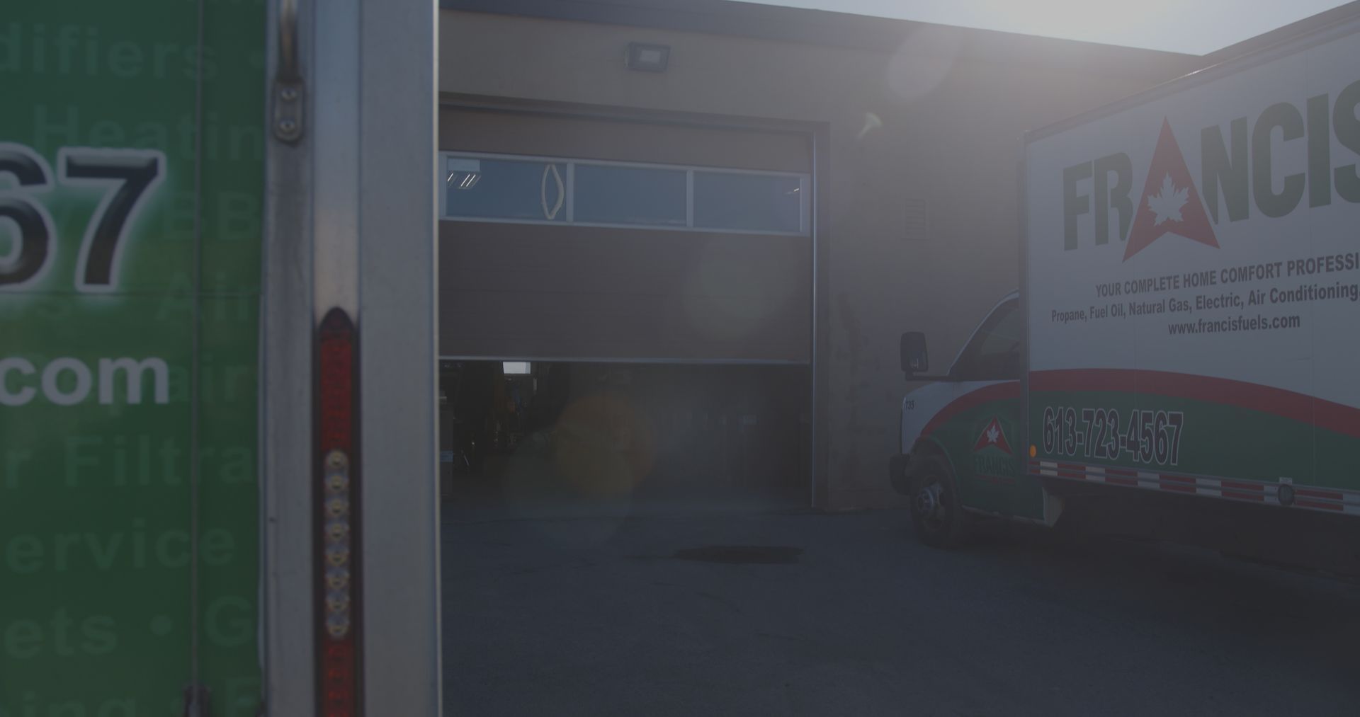 Un camion blanc est garé devant un bâtiment.