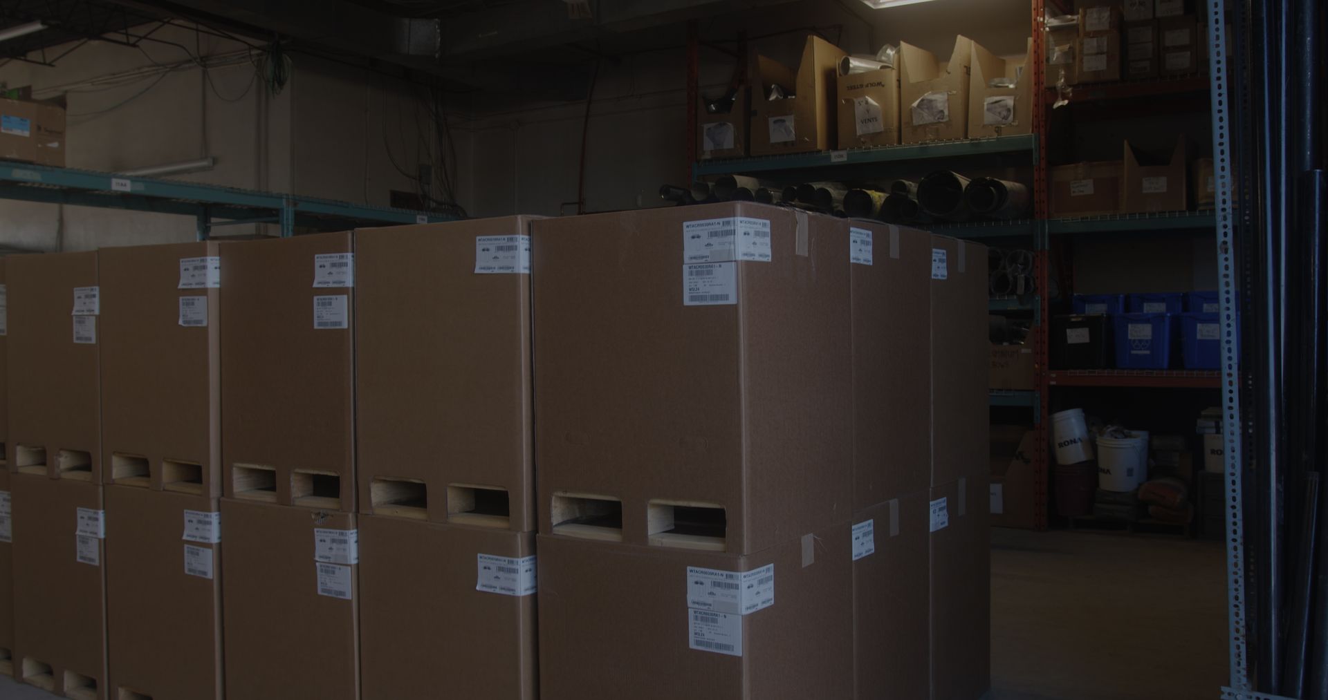 Un entrepôt rempli de beaucoup de cartons et d'étagères.