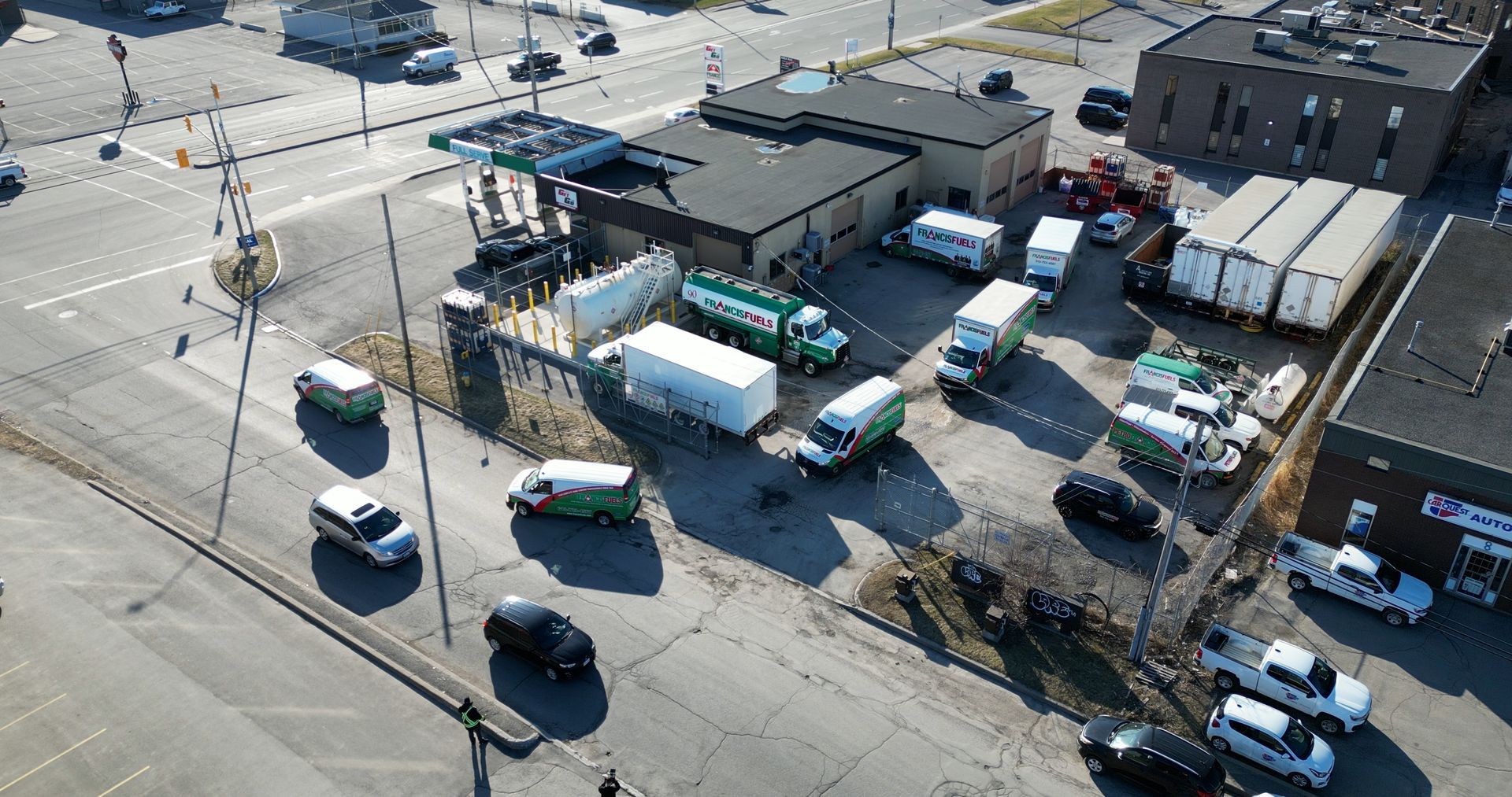 Une vue aérienne d'un parking rempli de camions et de voitures.
