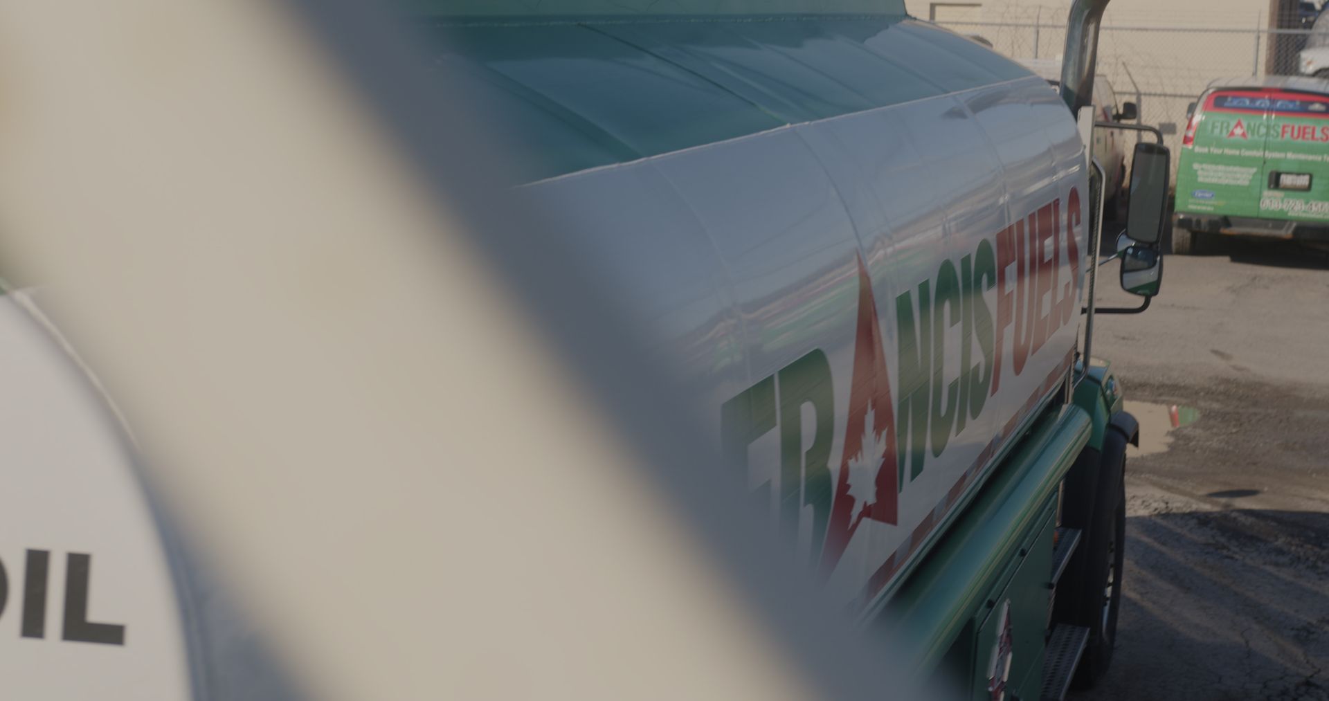 Un camion-citerne est garé sur le bord de la route.