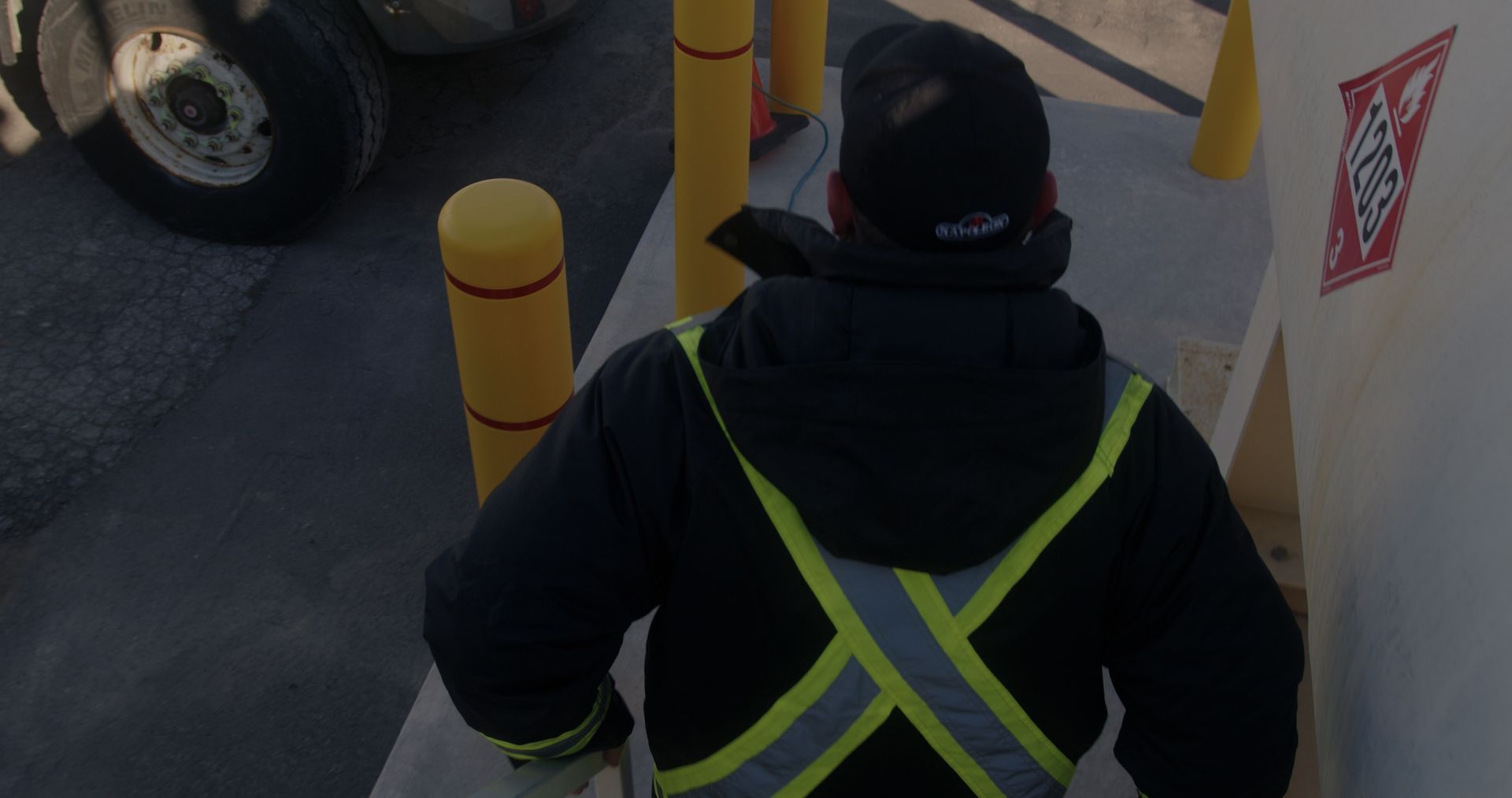 Un homme portant un gilet de sécurité descend un escalier.