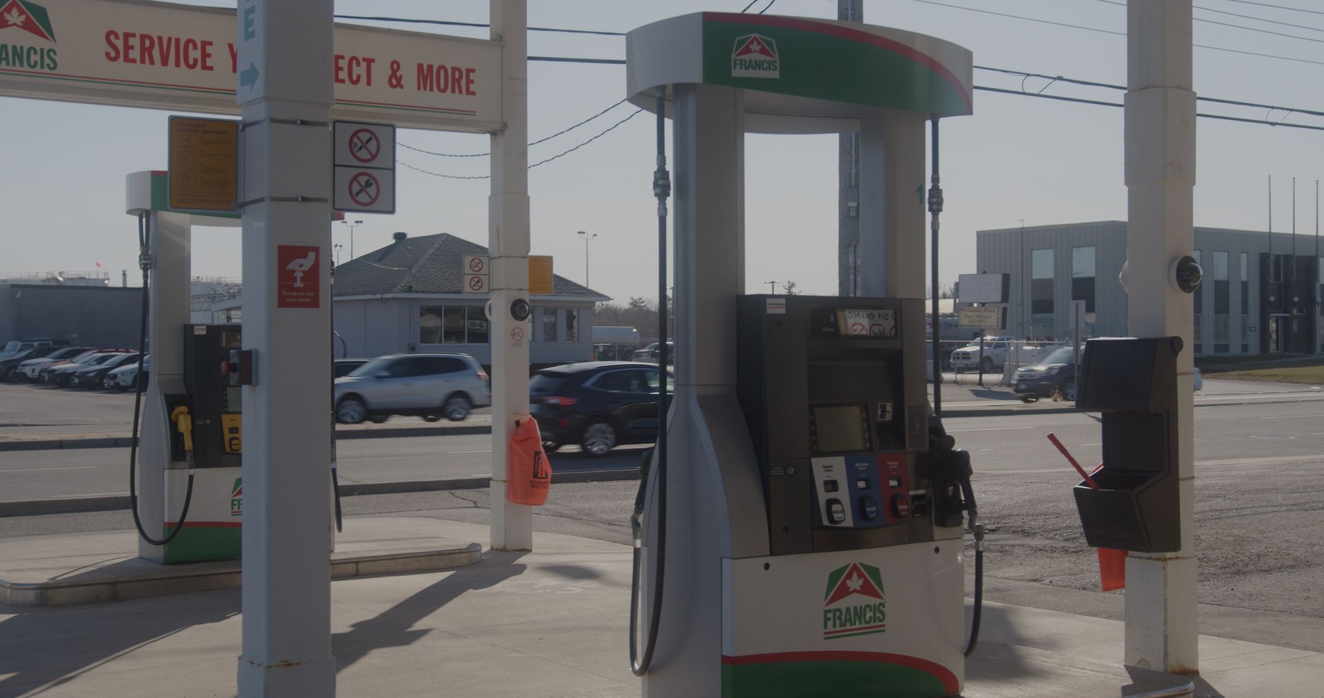 Une station-service avec un panneau indiquant service 1