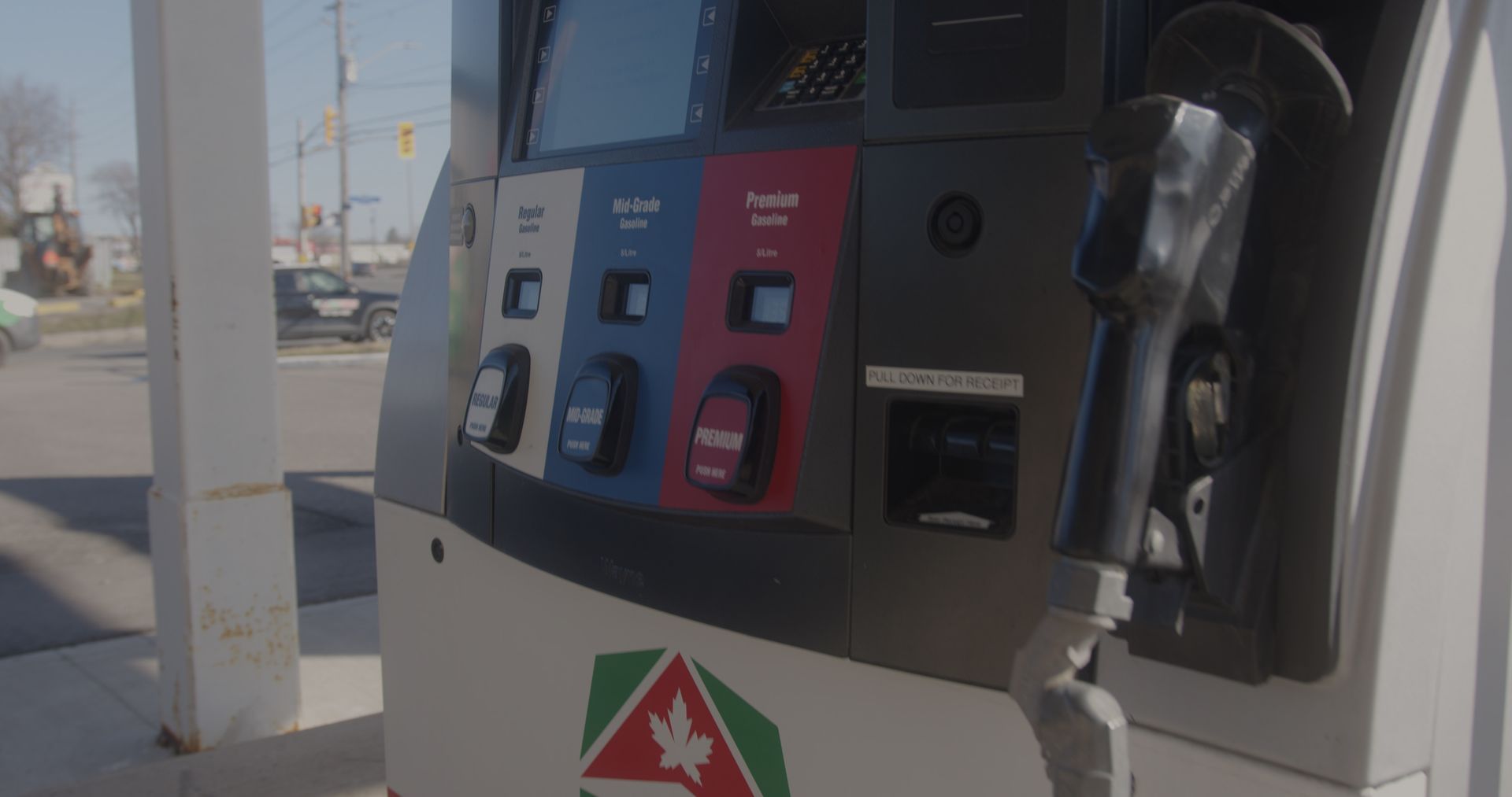 Un gros plan d'une pompe à essence dans une station-service.