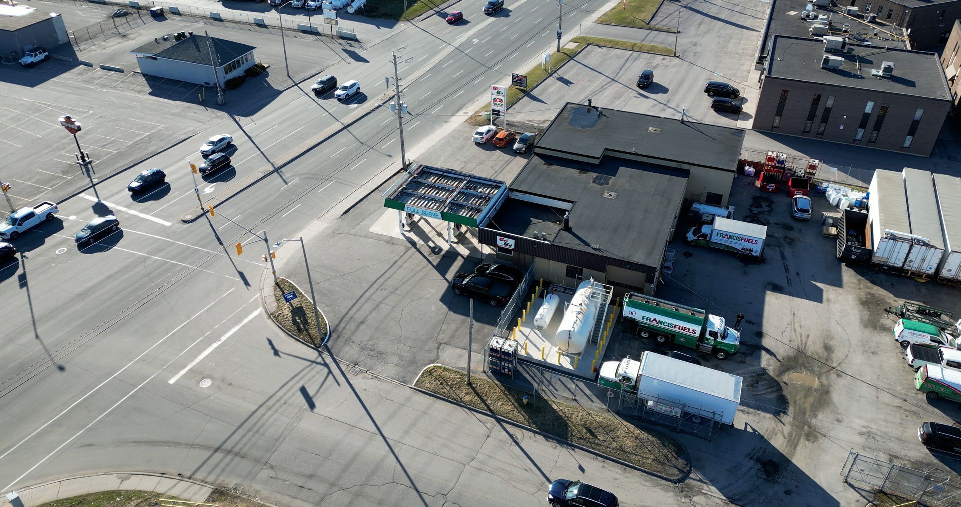 Une vue aérienne d'un parking rempli de camions et de voitures.