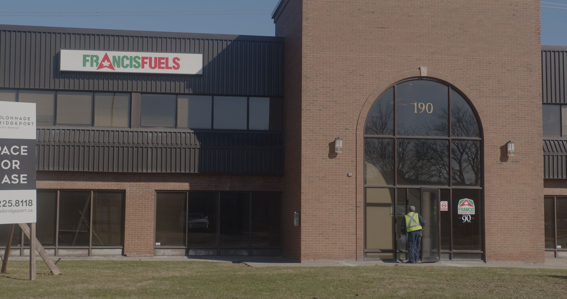 Un bâtiment en briques avec un panneau indiquant Francis Fuels