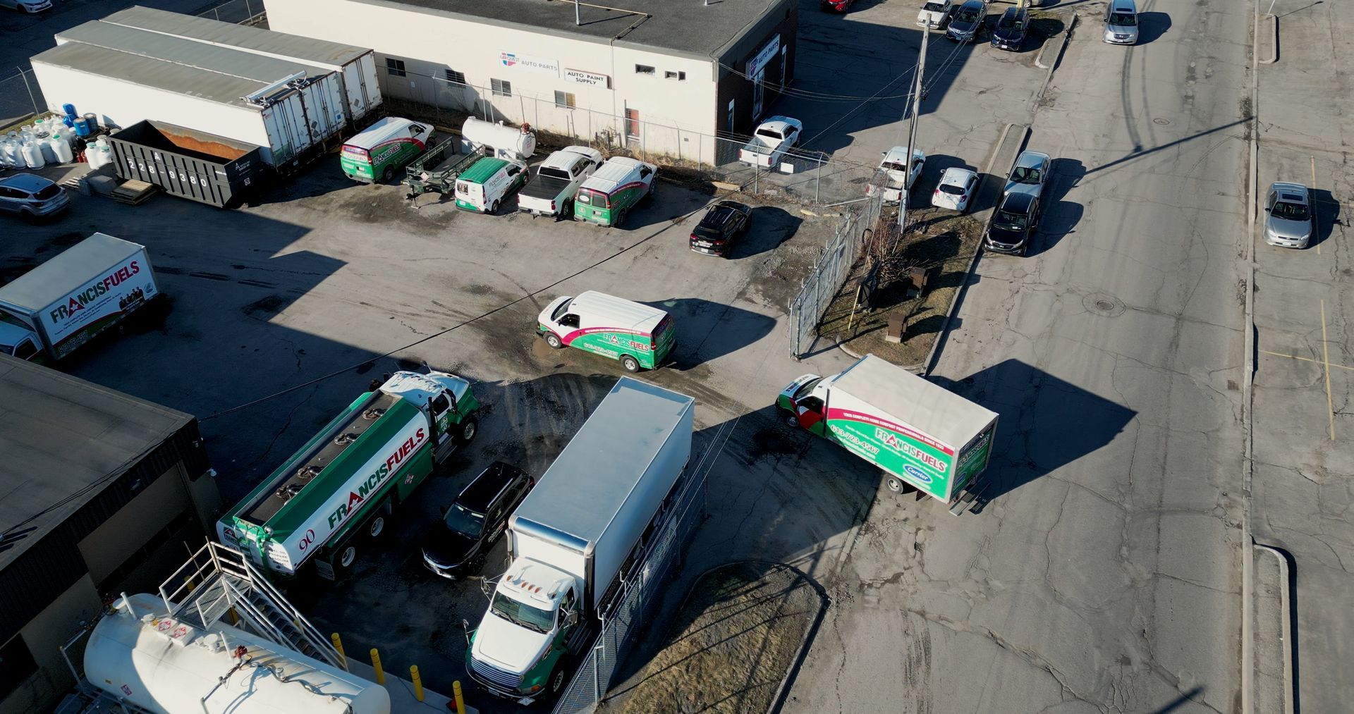 Une vue aérienne d'un grand nombre de camions garés sur un parking.