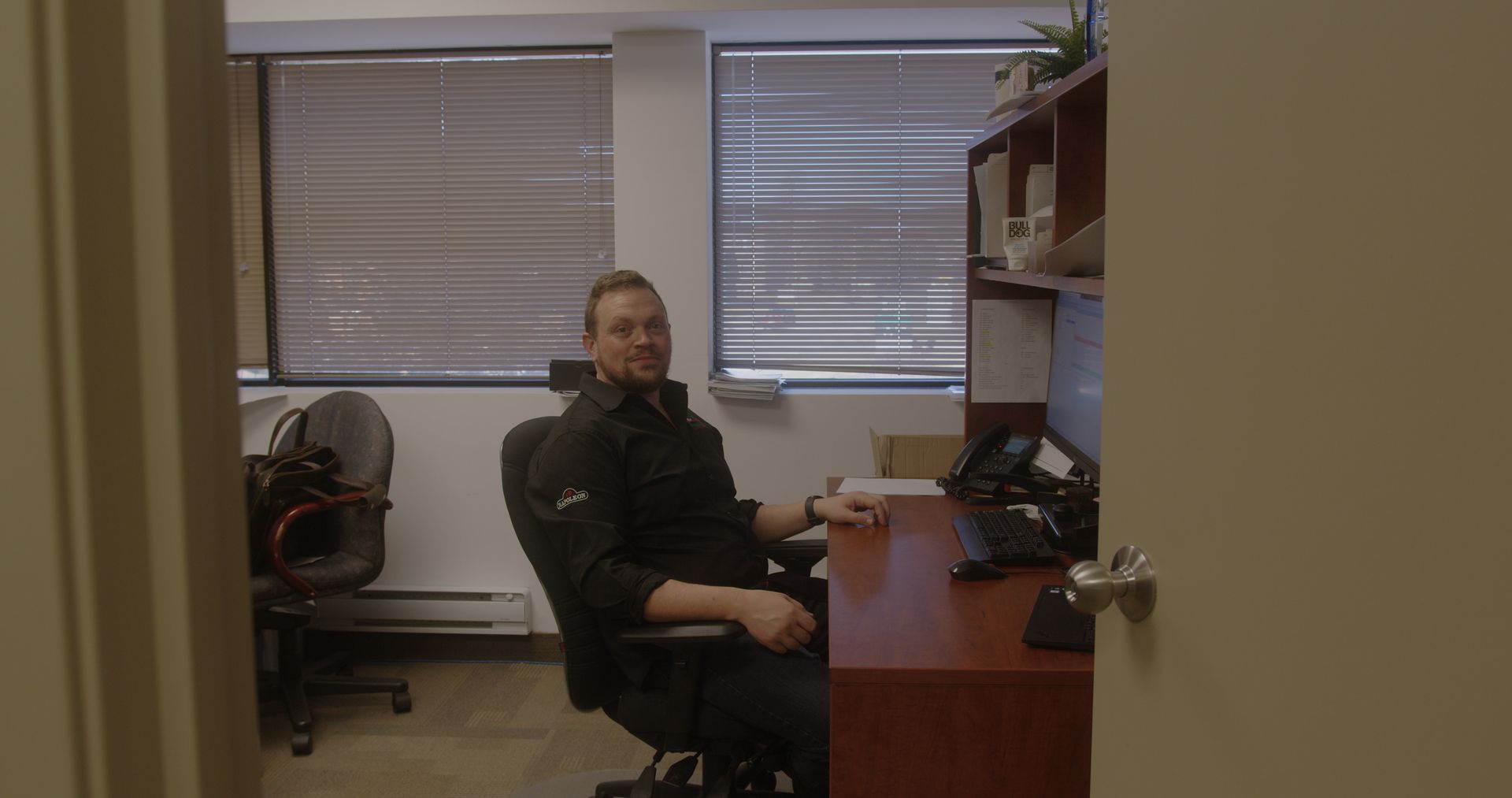 Un homme est assis à un bureau dans un bureau.