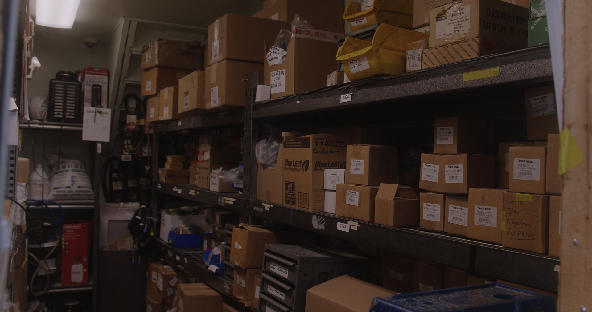 Un entrepôt rempli de beaucoup de boîtes sur des étagères.
