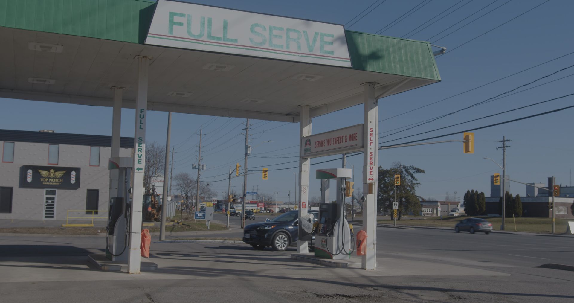 Une station-service avec une voiture garée devant.