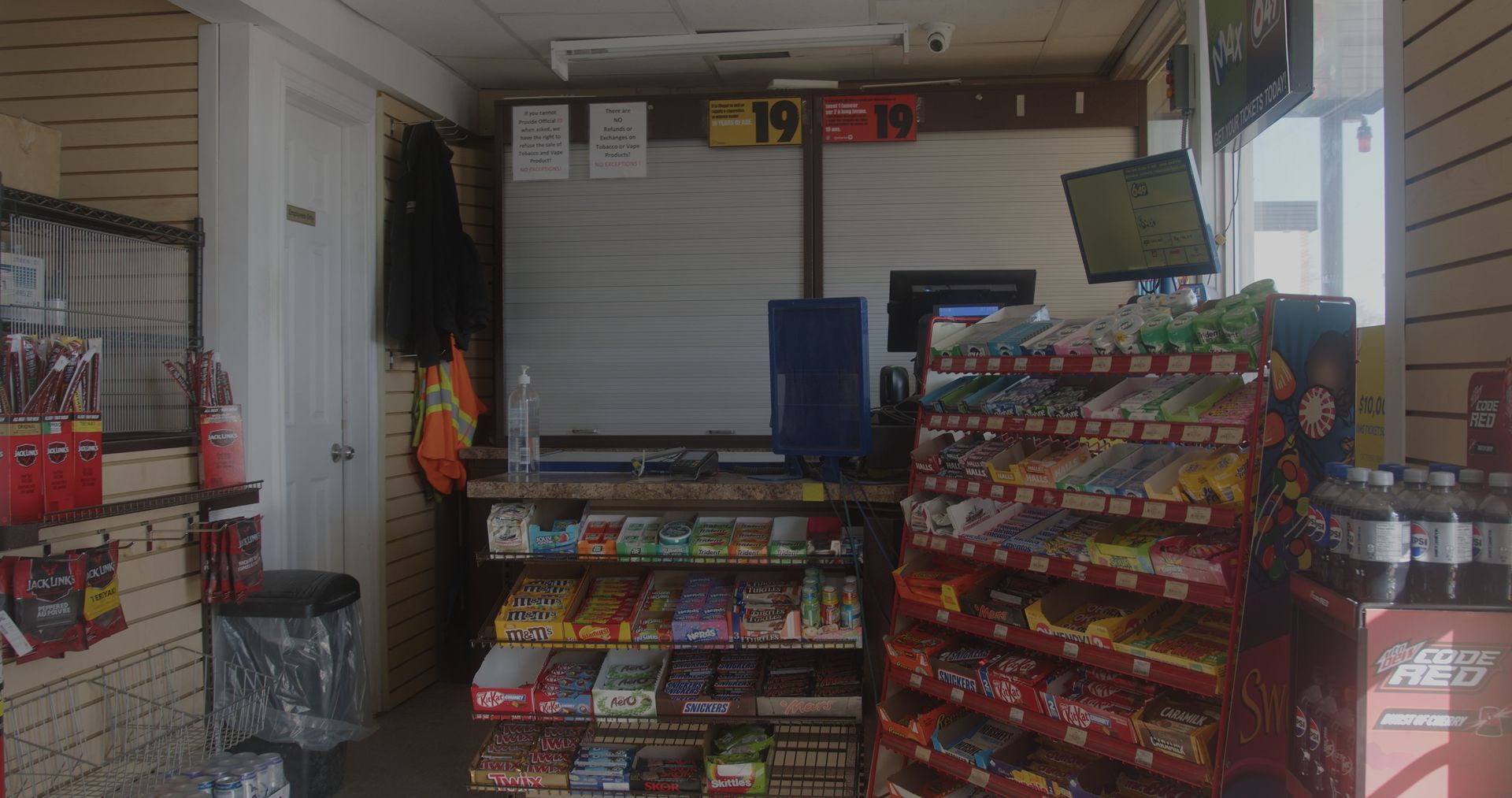 Un dépanneur rempli de bonbons et de collations.