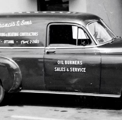 Une photo en noir et blanc d'une camionnette de vente et d'entretien de brûleurs à mazout