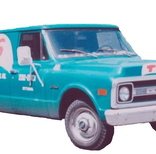 Un camion GMC bleu avec le numéro 5 sur le côté