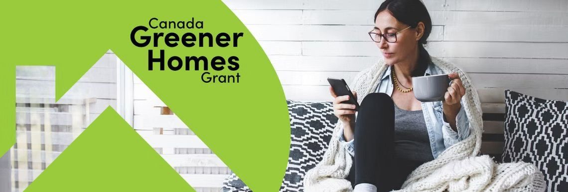 Une femme est assise sur un canapé et regarde son téléphone.