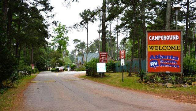 A sign that says campground welcome on it
