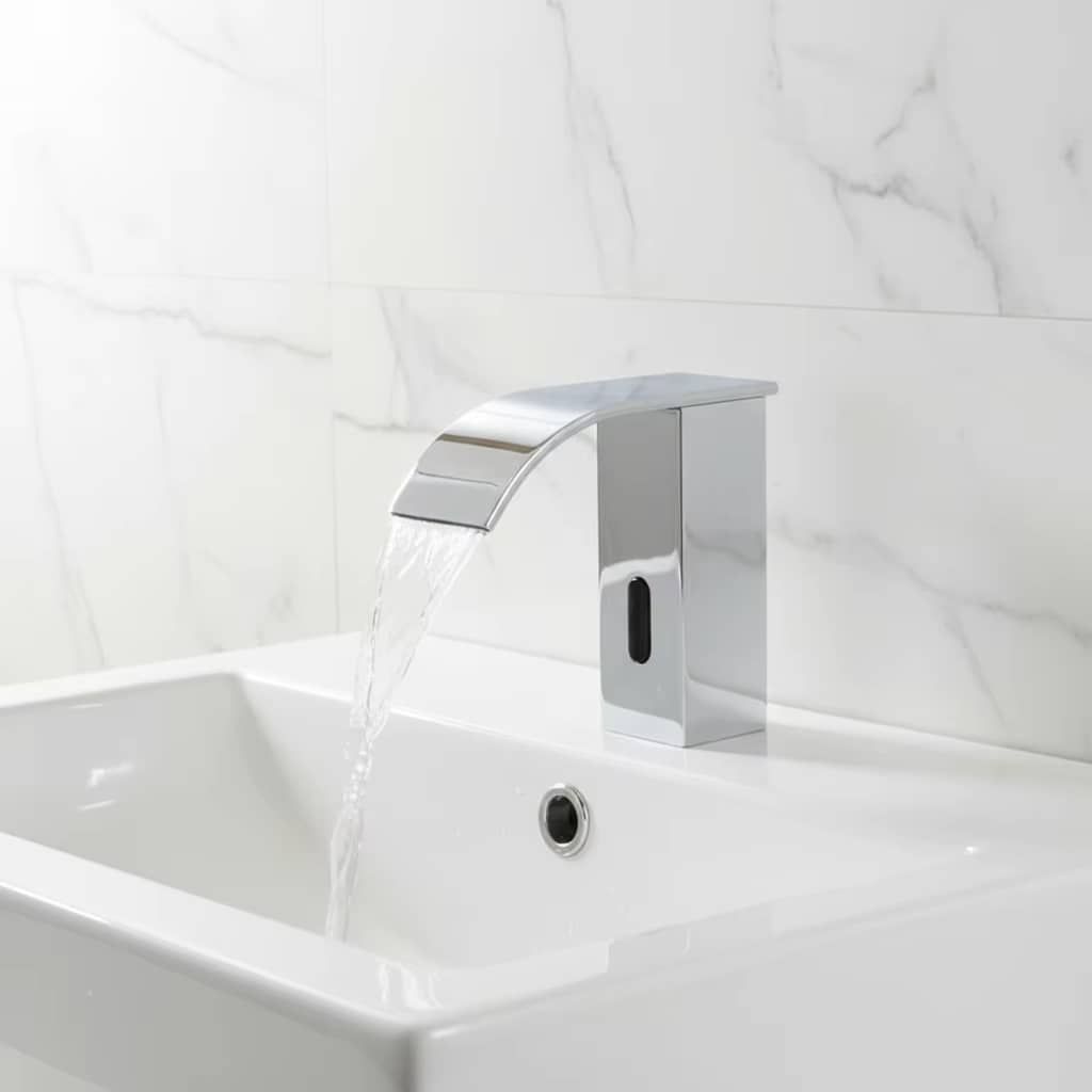 Grifo cromado sobre lavabo blanco con tapón de desagüe redondo.