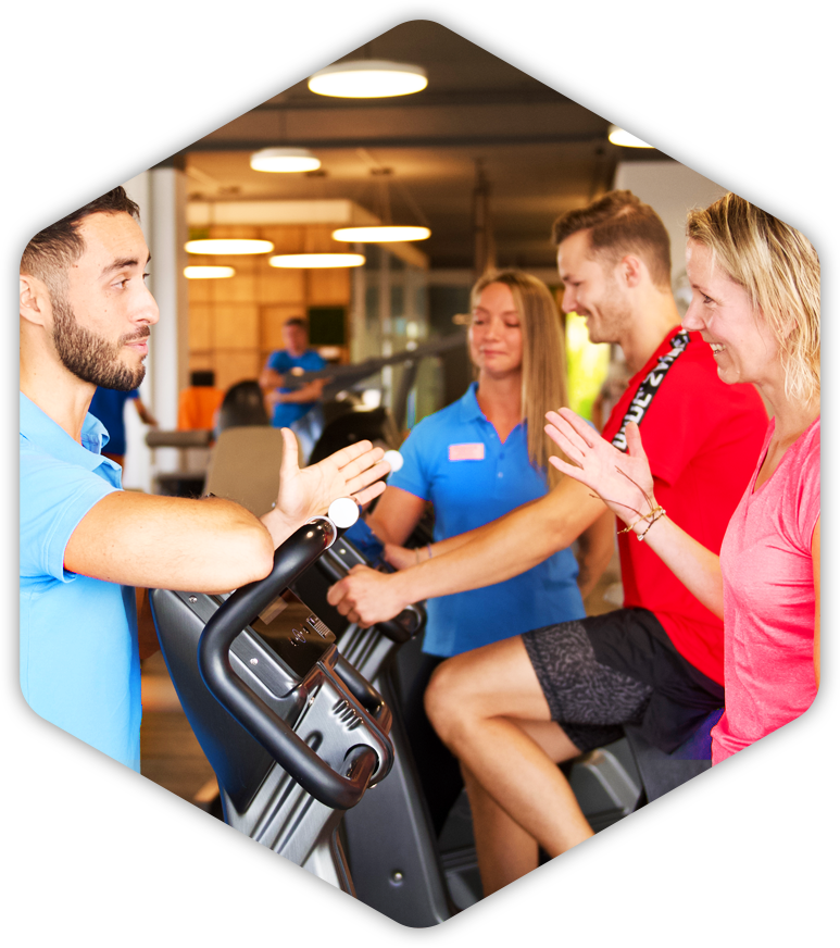 Eine Gruppe von Menschen trainiert mit einem Ergometer.