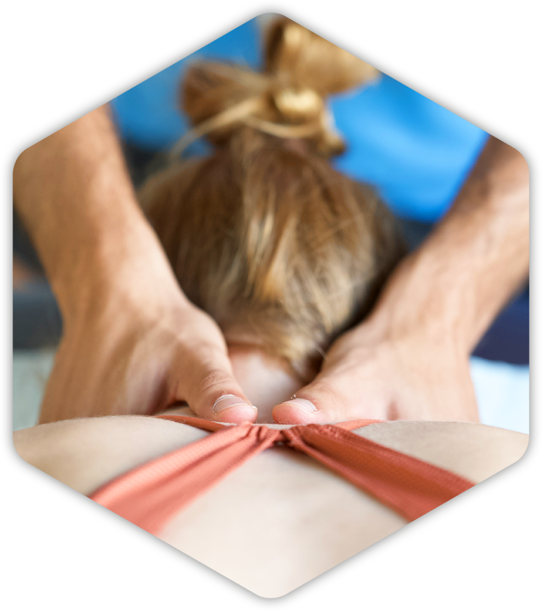 Eine Frau bekommt eine Massage von einem Physiotherapeuten
