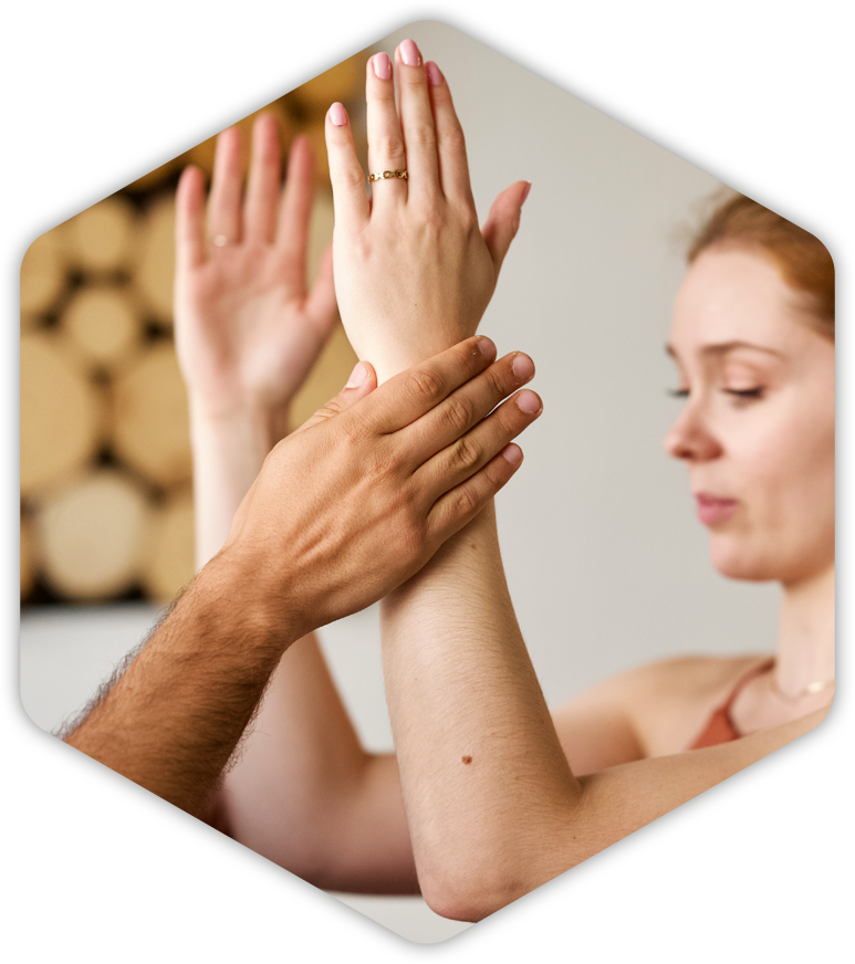 Ein Mann hält mit seinen Händen das Handgelenk einer Frau
