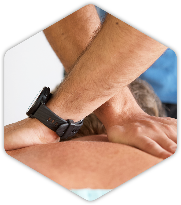 Eine Person, die eine Uhr trägt, bekommt eine Massage