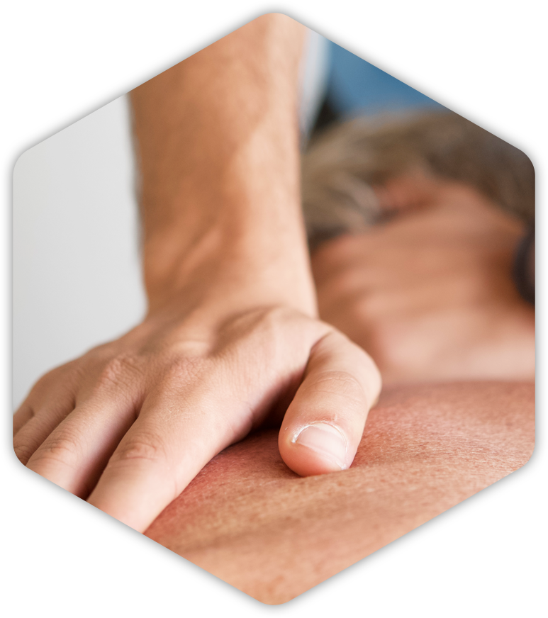 Eine Nahaufnahme der Hand einer Person auf dem Rücken einer anderen Person