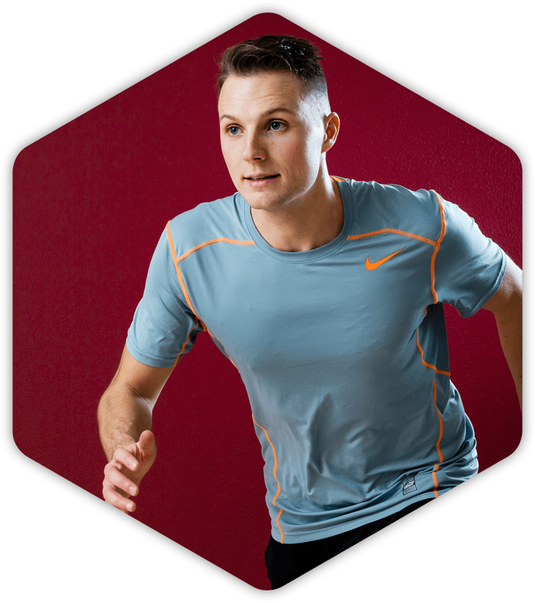 Ein Mann in einem Nike-Shirt läuft auf rotem Hintergrund
