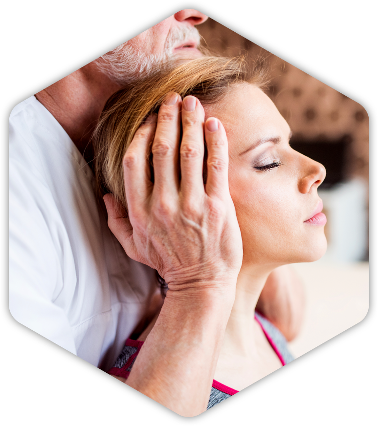 Eine Frau bekommt eine Gesichtsmassage.