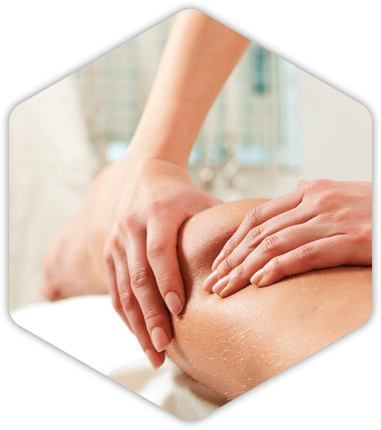 Eine Frau bekommt eine Beinmassage