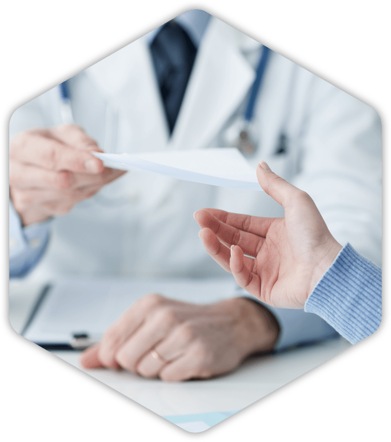 Ein Arzt gibt einem Patienten eine Verordnung